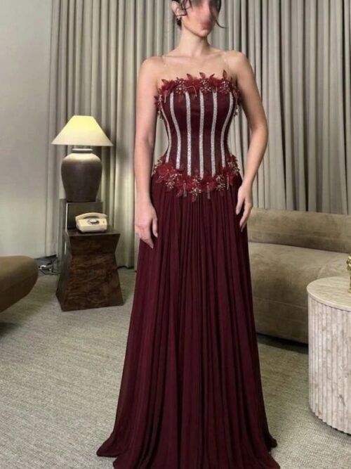فستان مناسبات بتصميم أنثوي راقي بتطريز أنيق بلمسات لامعة